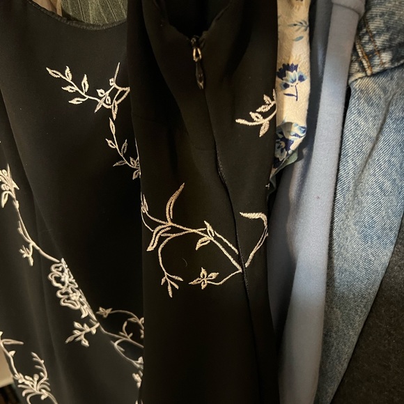 Black and white floral embroidered dress - Picture 3 of 5